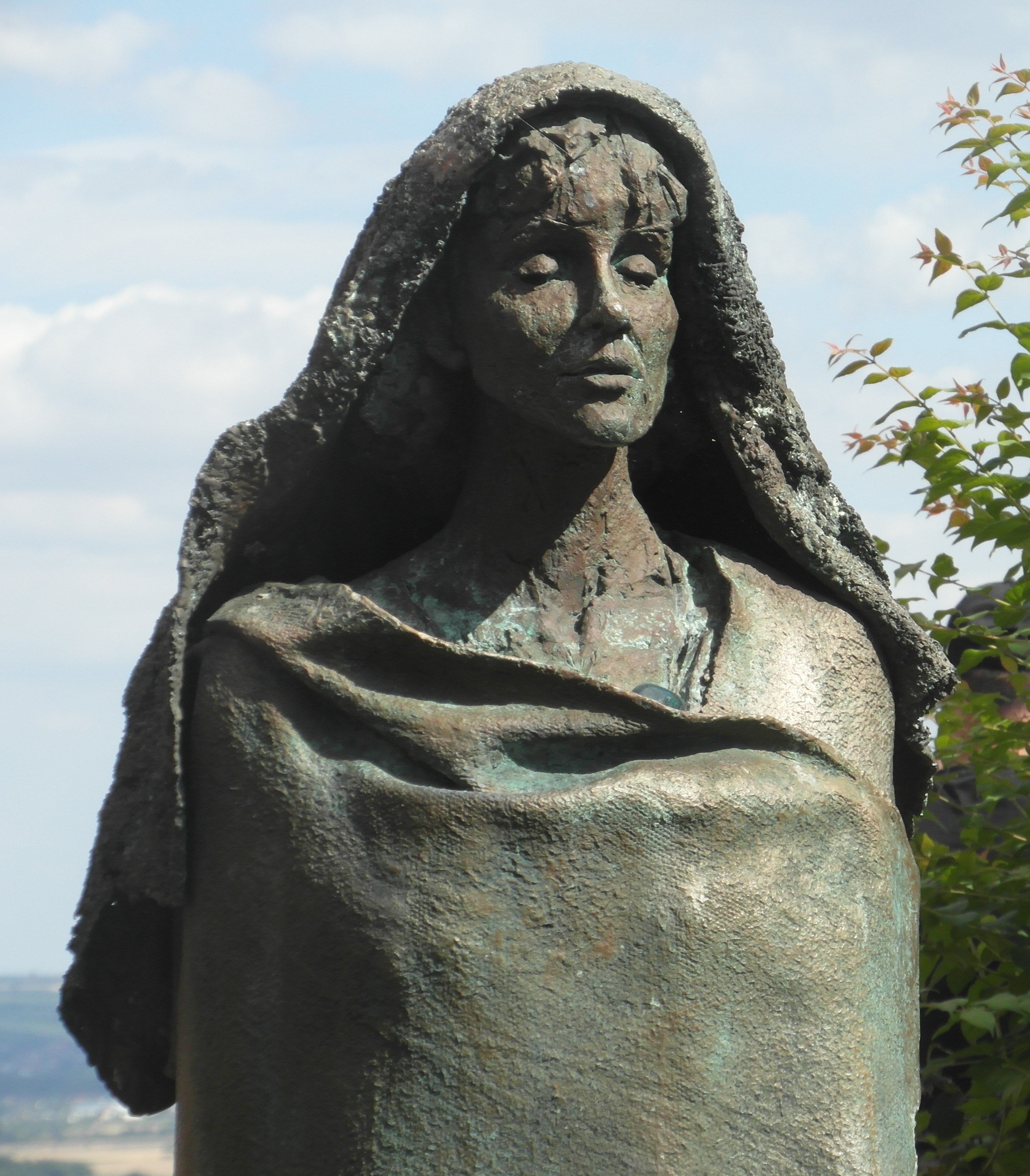 Statue de Hildegarde de Bingen devant son abbaye