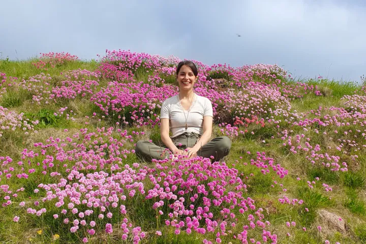 Tiffany Taphanel, naturopathe hildegardienne dans un champ de fleurs